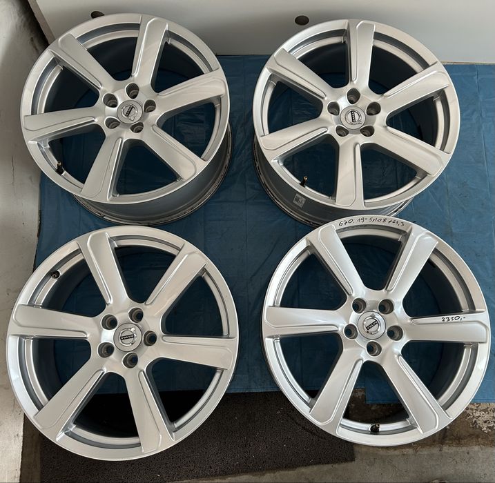 670 Felgi Aluminiowe Oryginał Volvo R 19 5x108 otwór 63,3 Bardzo Ładne