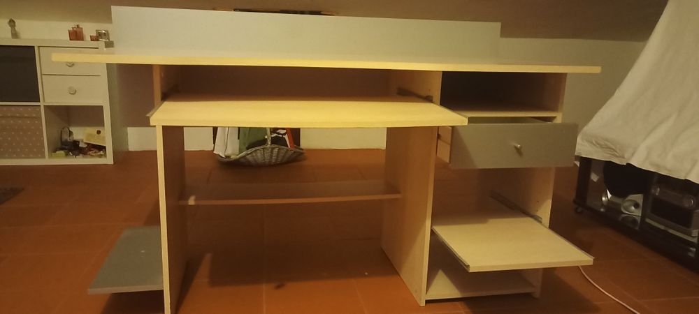 Secretaria para estudar, com muitos arrumos .