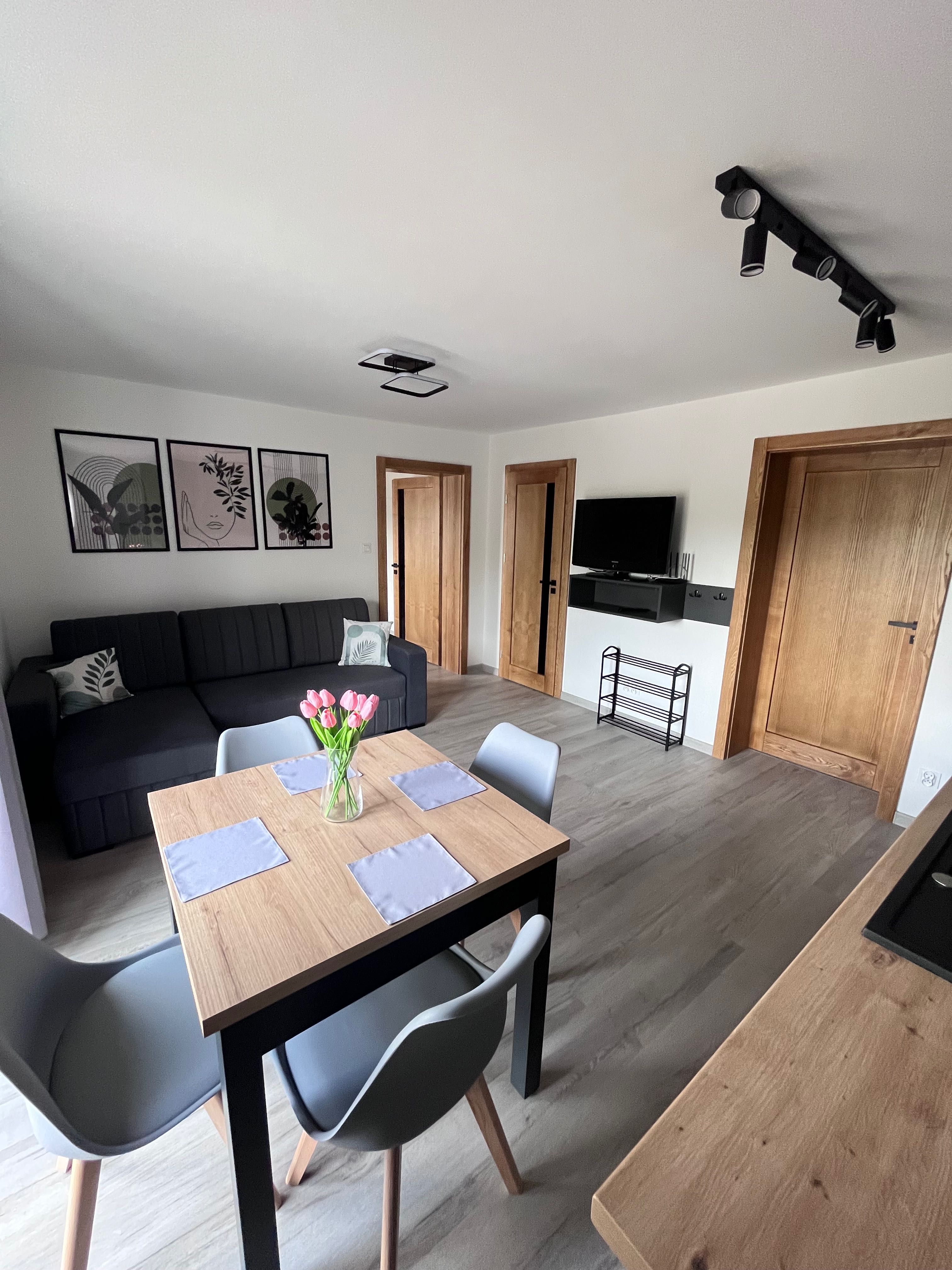 Apartament 4-osobowy z balkonem – idealny na spokojny wypoczynek