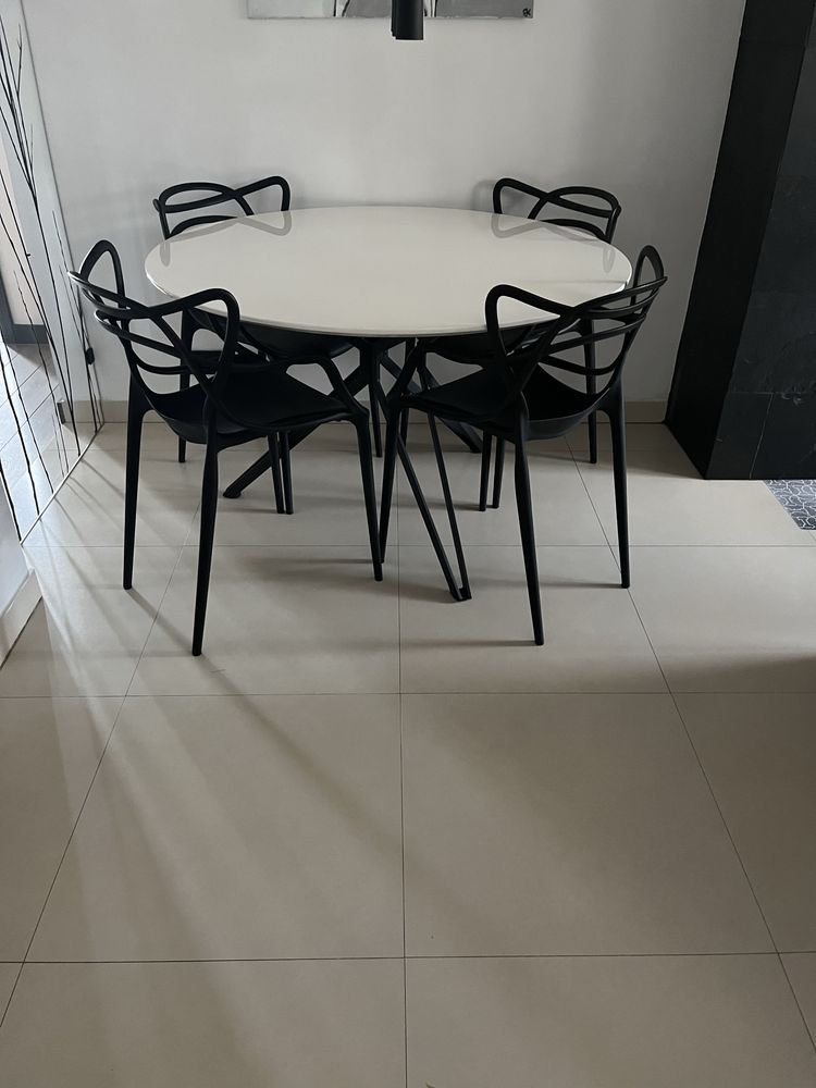 Biały , okragły stół + 4 czarne krzesła