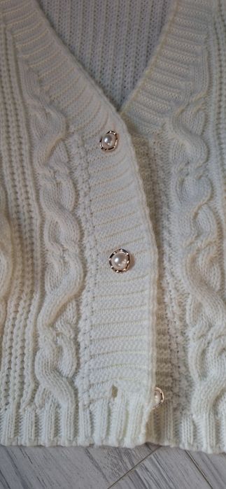 Biały elegancki sweterek jesienny