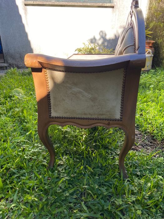 Mesa telefoneira antiga com assento