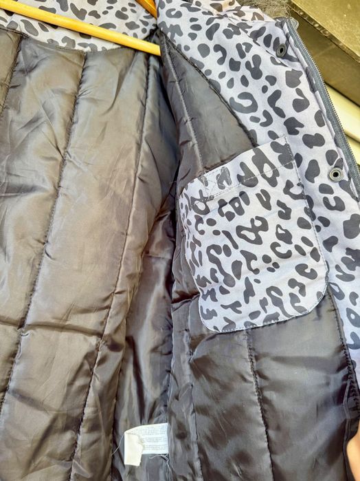 Casaco Estiloso com Estampa de Leopardo e Capuz com Pêlo Sintético