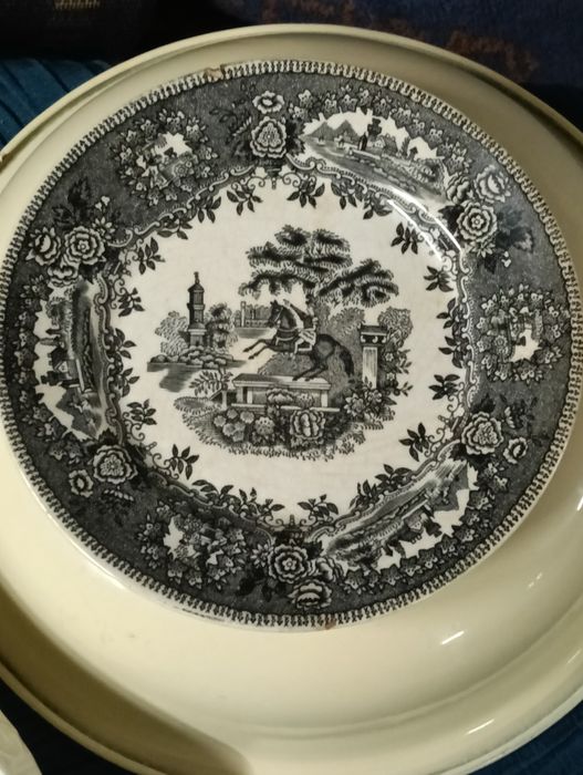 Prato de porcelana Sacavém ( Estátua)