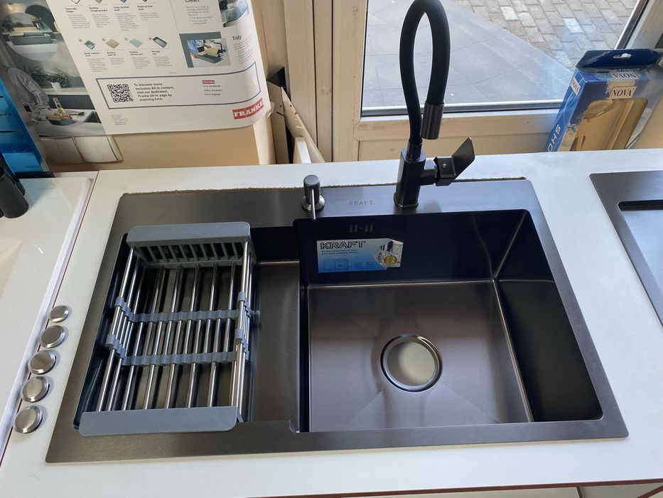 Кухонна мийка. Нержавіюча сталь.