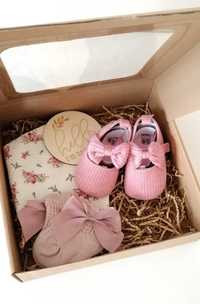 buciki i apaszka dla dziewczynki prezent baby shower gift box boks