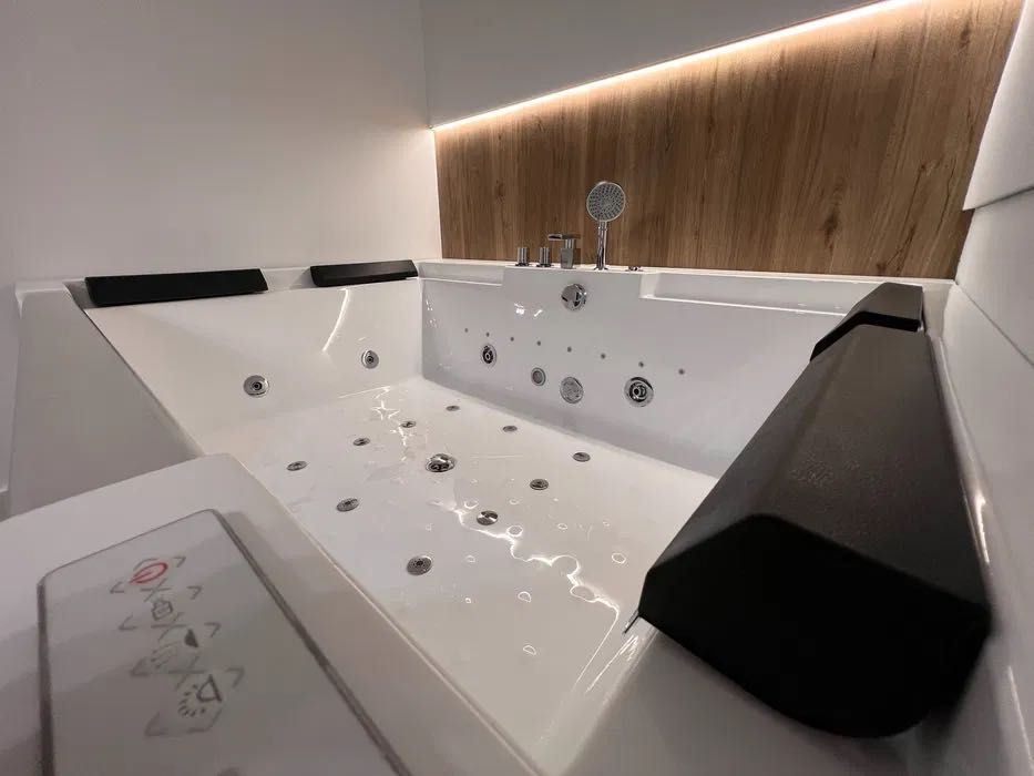 Romantyczny apartament z jacuzzi i dużym łóżkiem we Wrocławiu M35