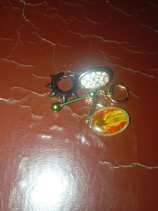 Продам срочно Серьги без пары и кулон ожерелье