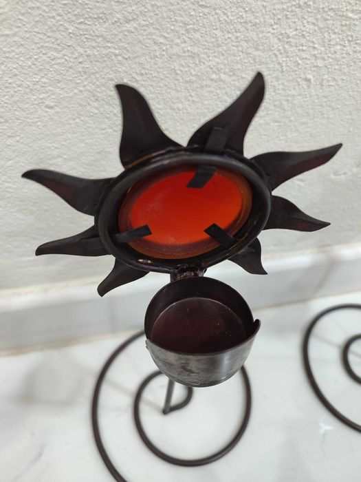 11 porta velas altos em metal e vidro com formato Sol