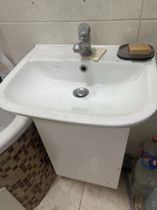 Тумба з умивальником і дзеркалом