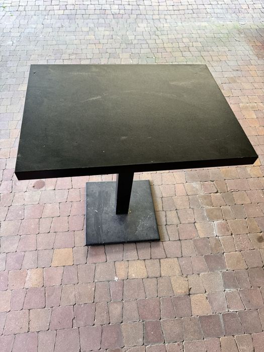 Stolik 50x70 na stalowej nodze. Masywny.