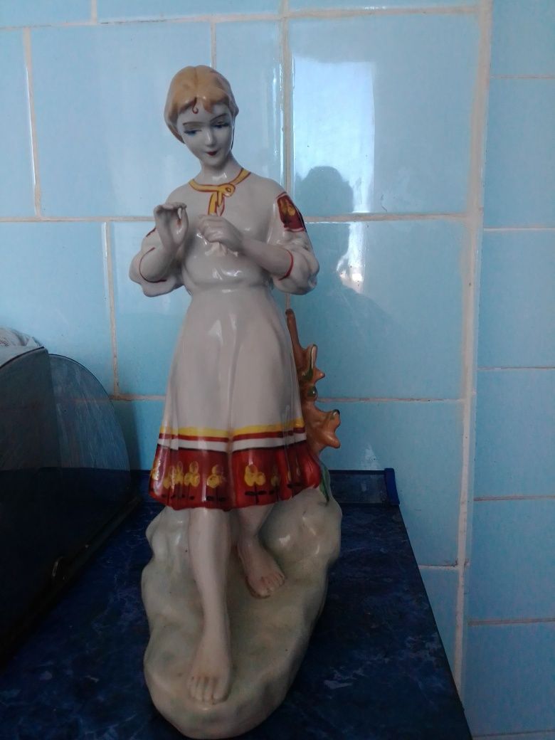 Продам статуетку "Дівчина з ромашкою "