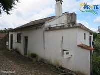 Pequena quinta a confinar com a Ribeira situada em Mosteiro - Oleiros