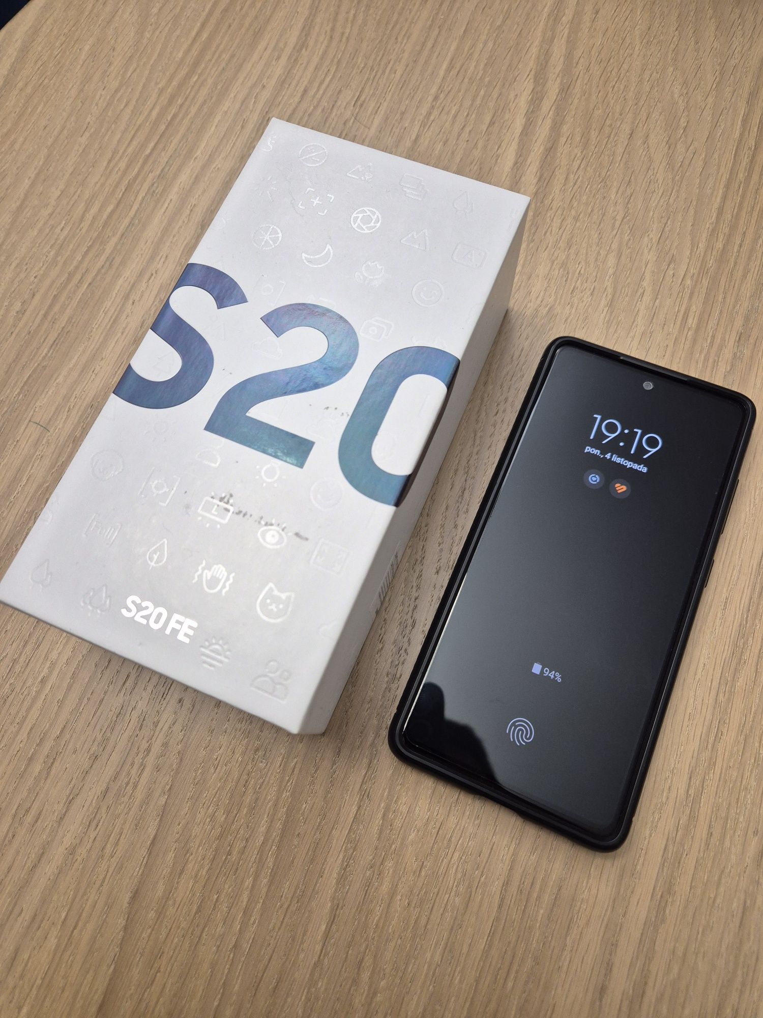 Samsung S20FE + etui Spigen