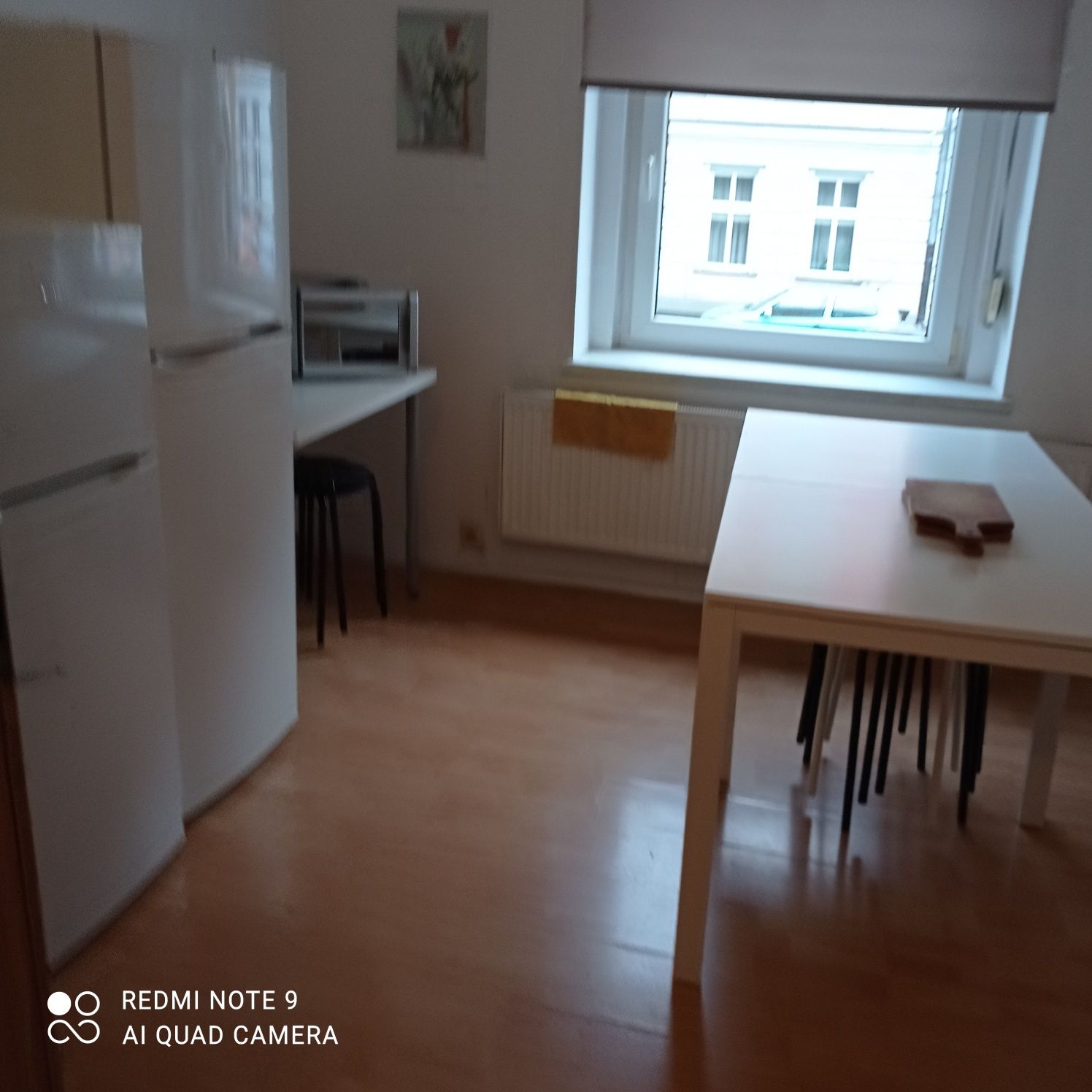 Pokój dwuosobowy w mieszkaniu dwupokojowym.