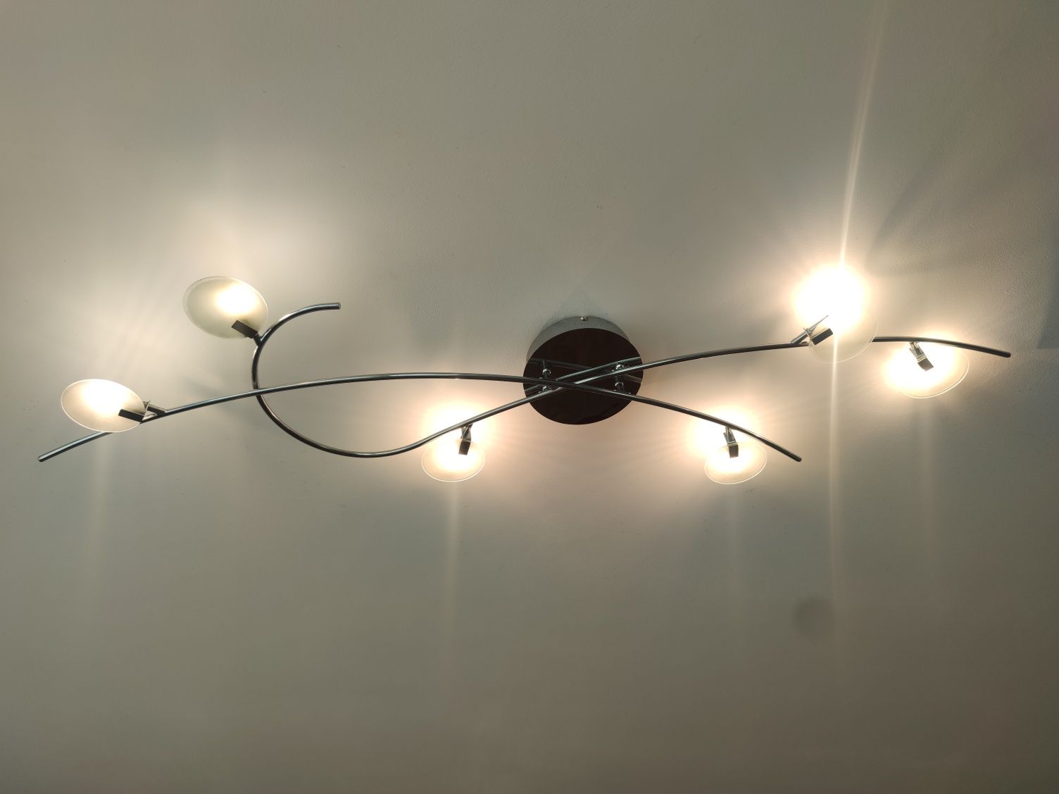 Działająca lampa sufitowa srebrna  z żarówkami długość 149 cm