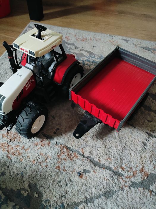 Duży traktor steyr z przyczepą