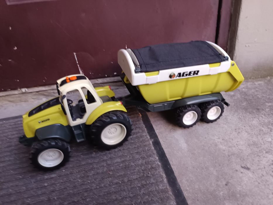 Zabawka traktor z dwoma przyczepami i pługiem śnieżnym