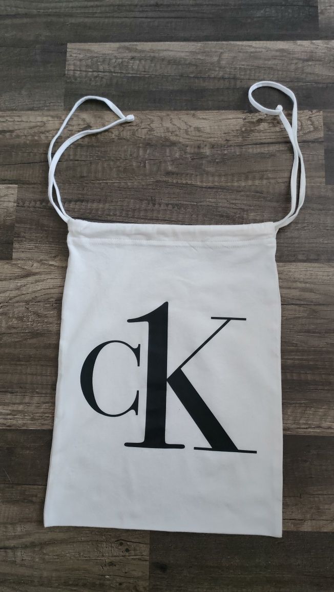 świetny woreczek CALVIN KLEIN w idealnym stanie