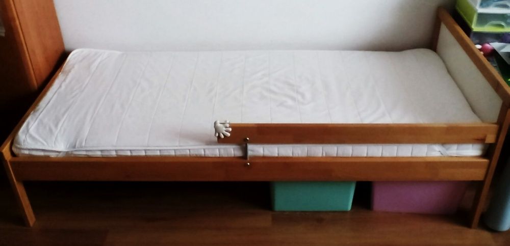 Łóżko drewniane lakierowane