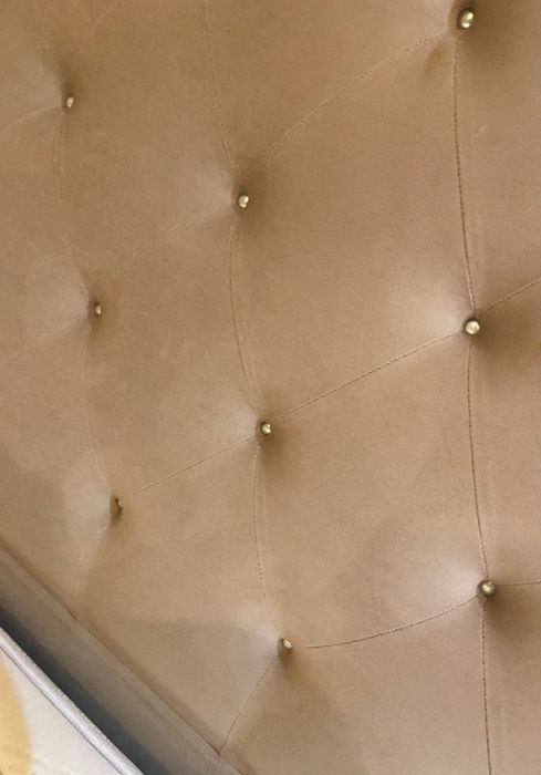 Cama grande com colchão incluído