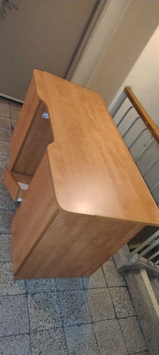 Biurko z szafkami i szufladą