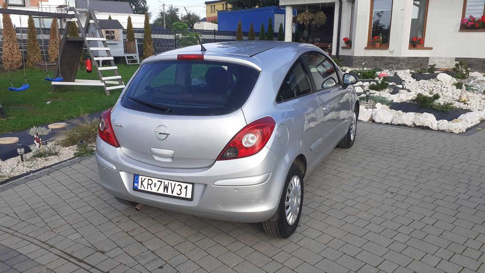 Opel Corsa D benzyna.  Klimatyzacja,  2 komplety opon w bdb stanie