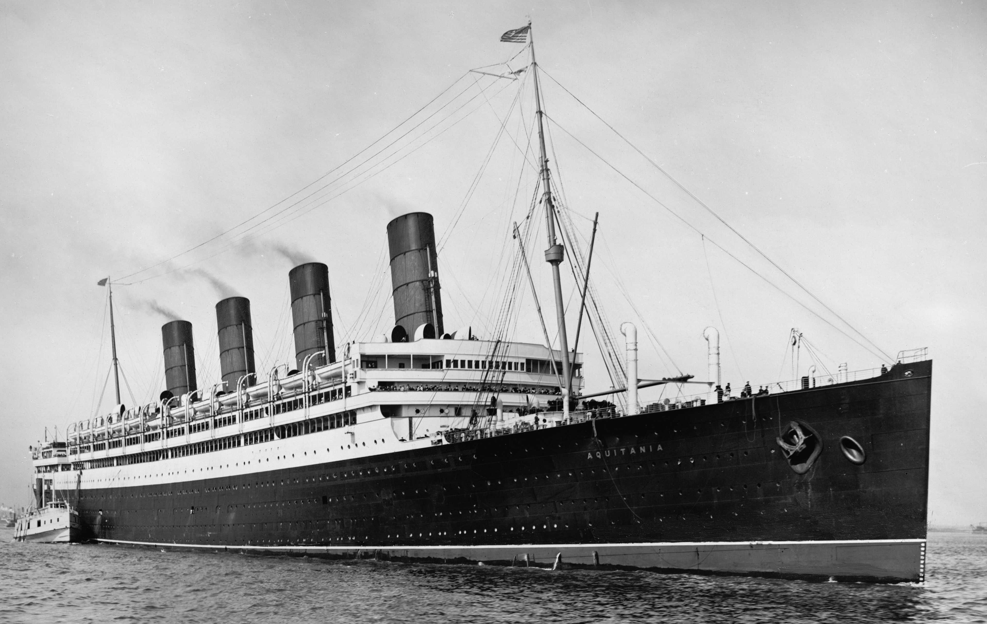 RMS Aquitania - 2 zdjęcia, pocztówka oraz mlecznik Cunard White Star