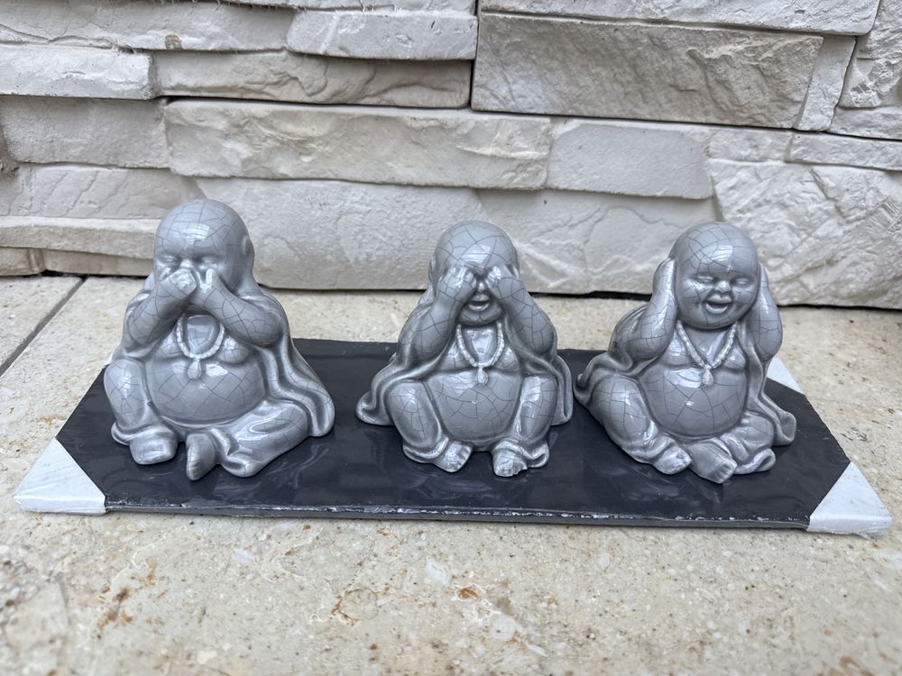 Ceramiczny Budda na kamieniu nie mowie nie slysze nie widze