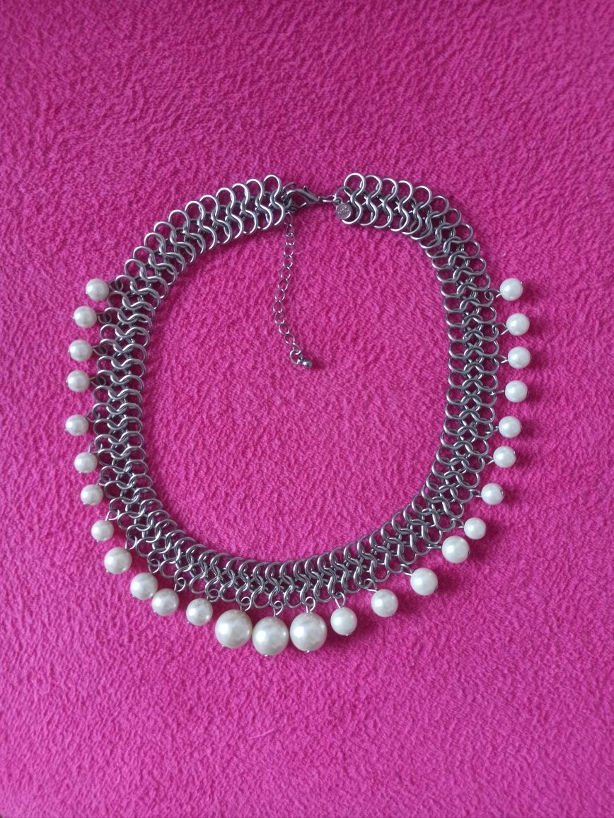 Naszyjnik w kolorze srebra z perełkami M&S