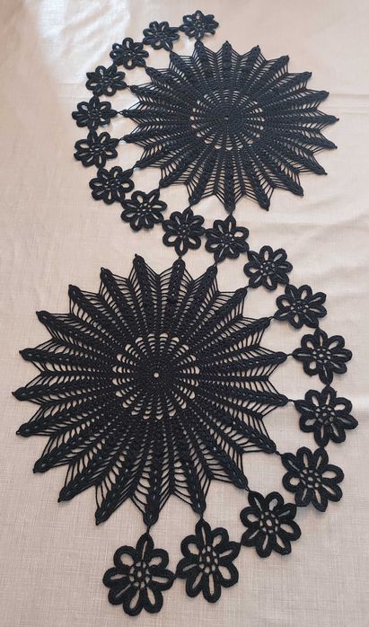 Bieżnik ręcznie robiony na szydełku (czarny)