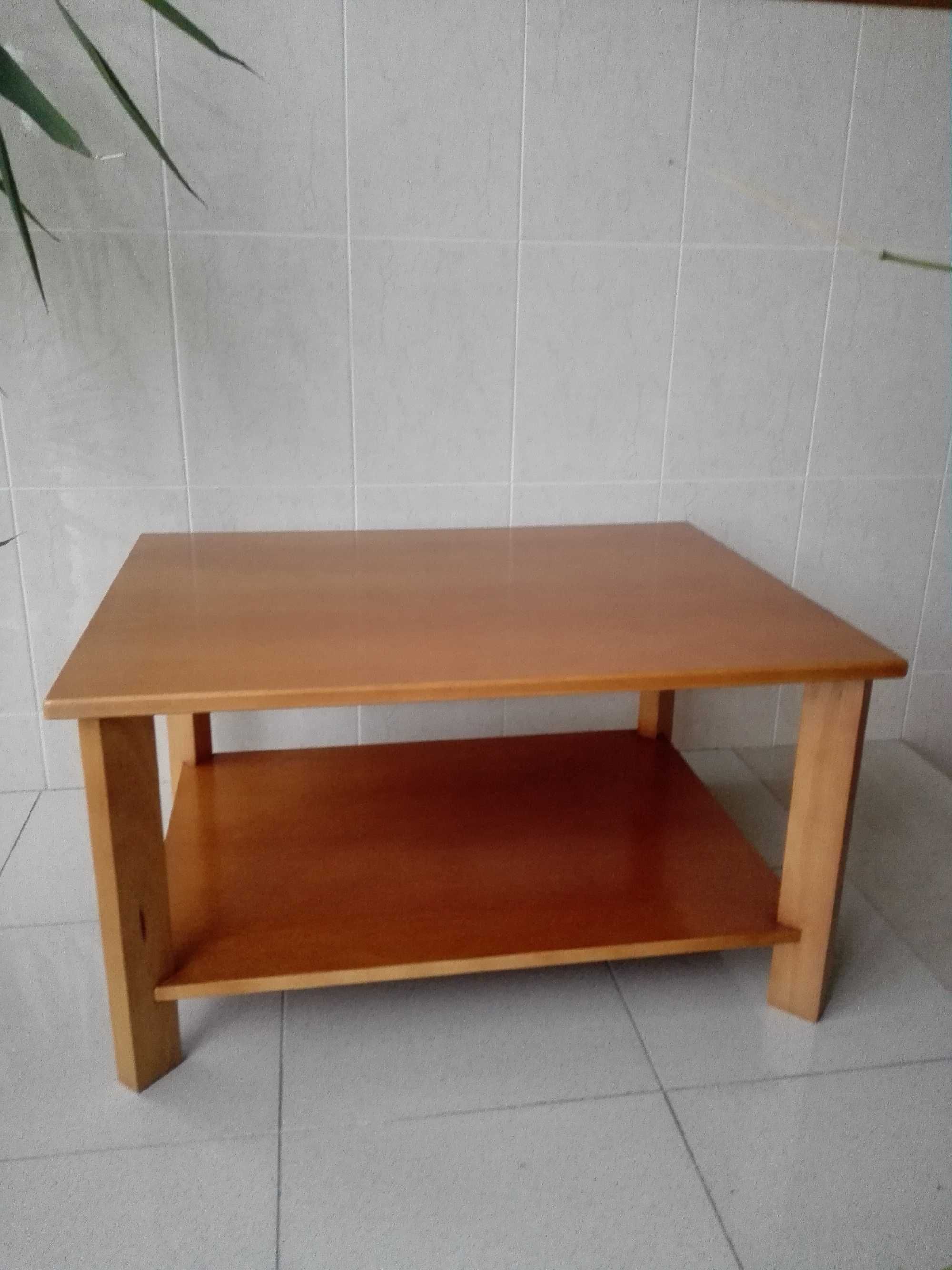 Mesa de centro de sala em madeira