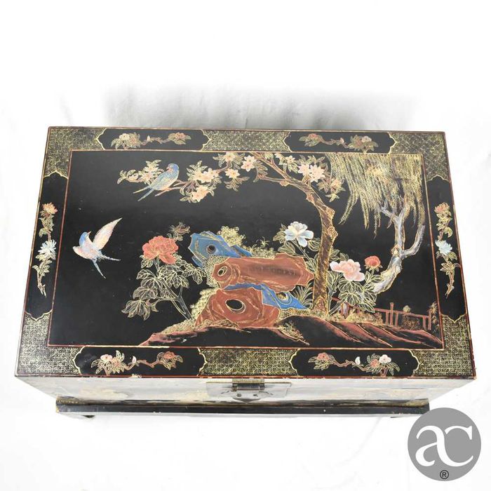 Baú em laca Chinesa pintado à mão, com estrado em madeira