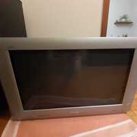 TV vintage. Televisão Philips, antiga e de grandes dimensões