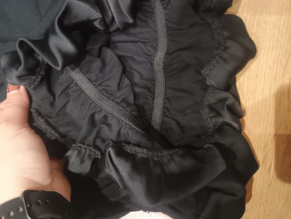 Czarny top z falbanką