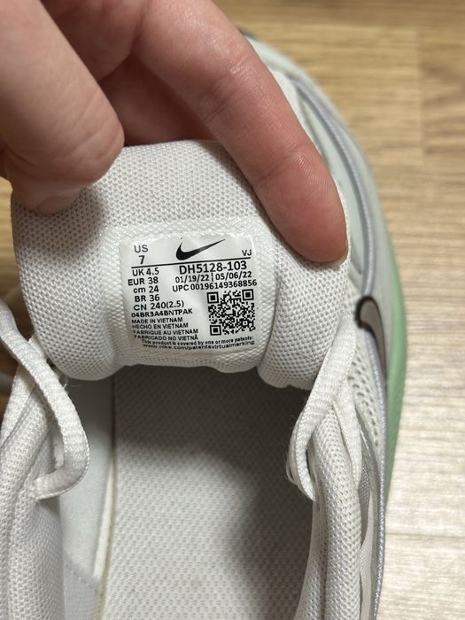 Кросівки, жіночі