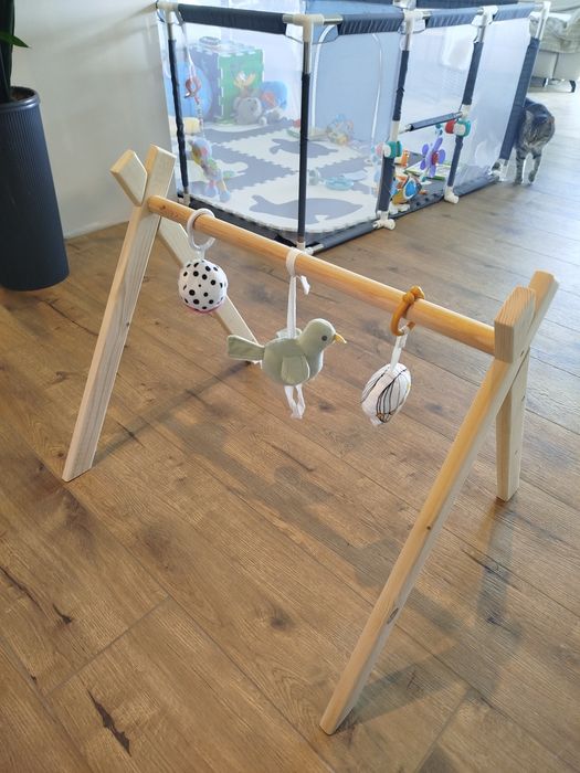 Baby gym, stojak edukacyjny dla niemowląt
