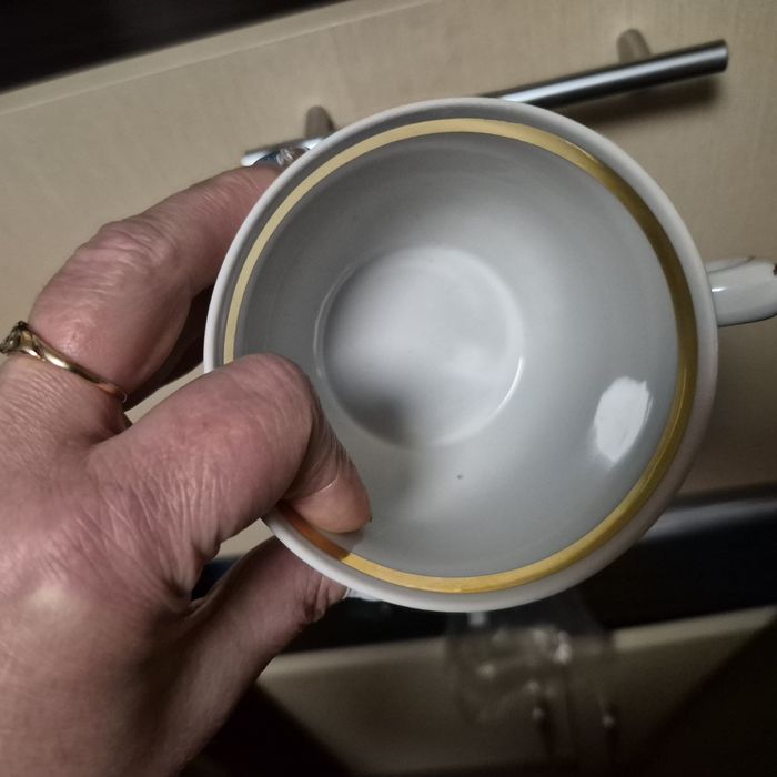 Кувшин із чашками.