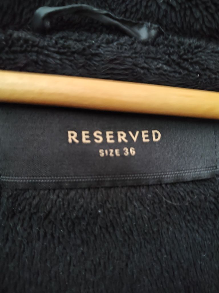 Czarna kurtka zimowa Reserved