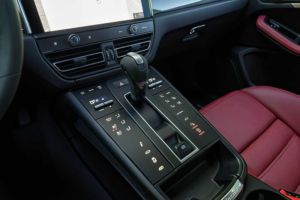 Porsche Macan      2023