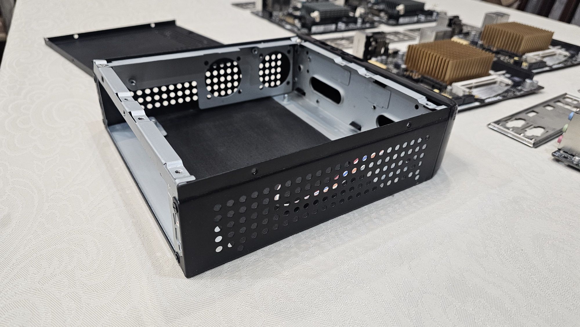 Корпус mini itx, дуже компактний.