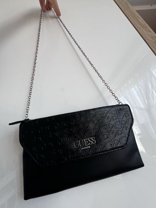 Torba torebka GUESS czarna kopertówka mala na łańcuszku ładna