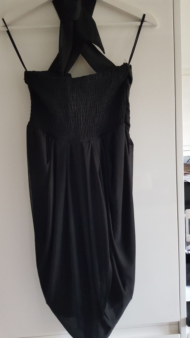 Elegancka czarna sukienka rozmiar 36