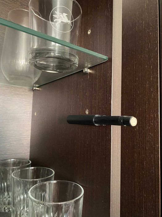 Móvel de sala suspenso em wengue com porta em vidro