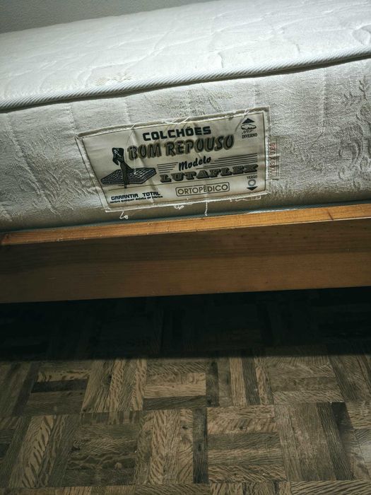 Vendo Cama com dois Colchões Ortopédicos (Bom Estado)