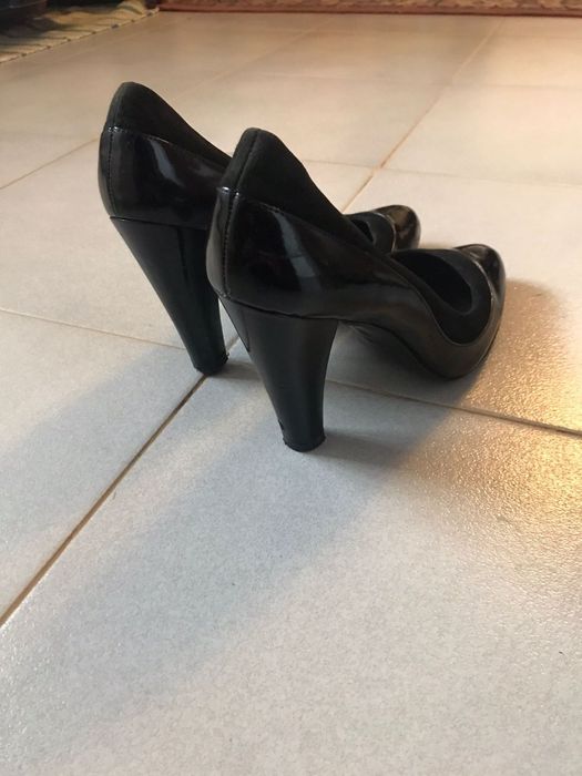 Sapatos em verniz preto