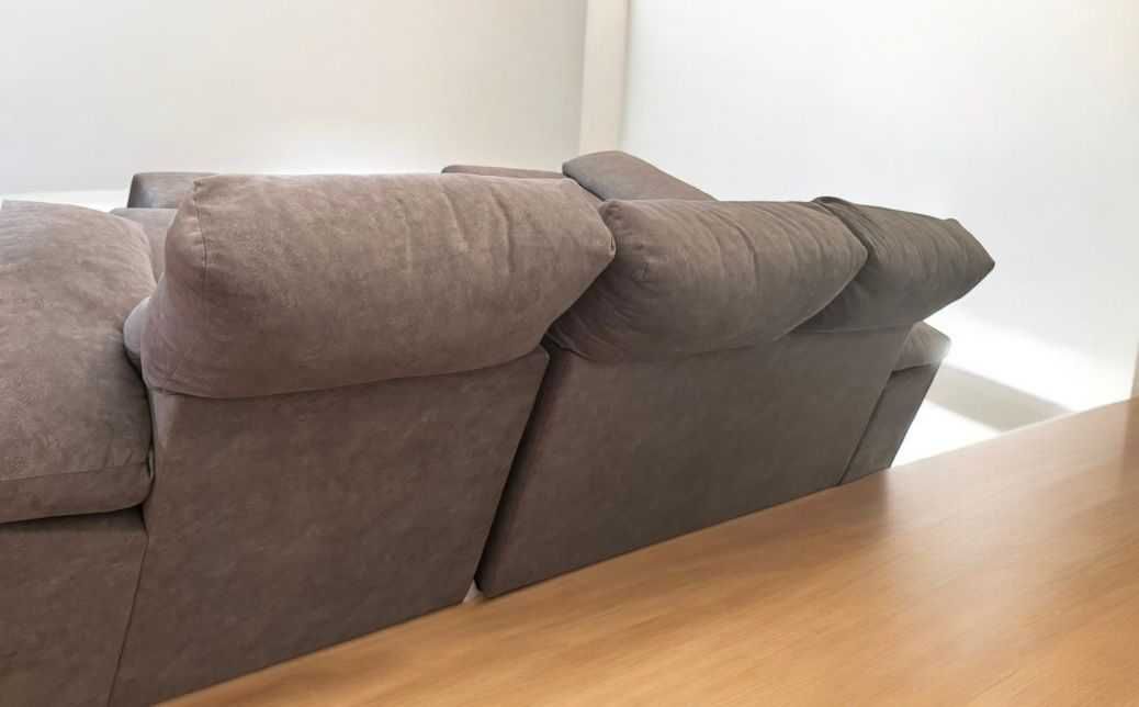 Sofá de canto com chaise, assentos deslizantes e 2 puffs integrados