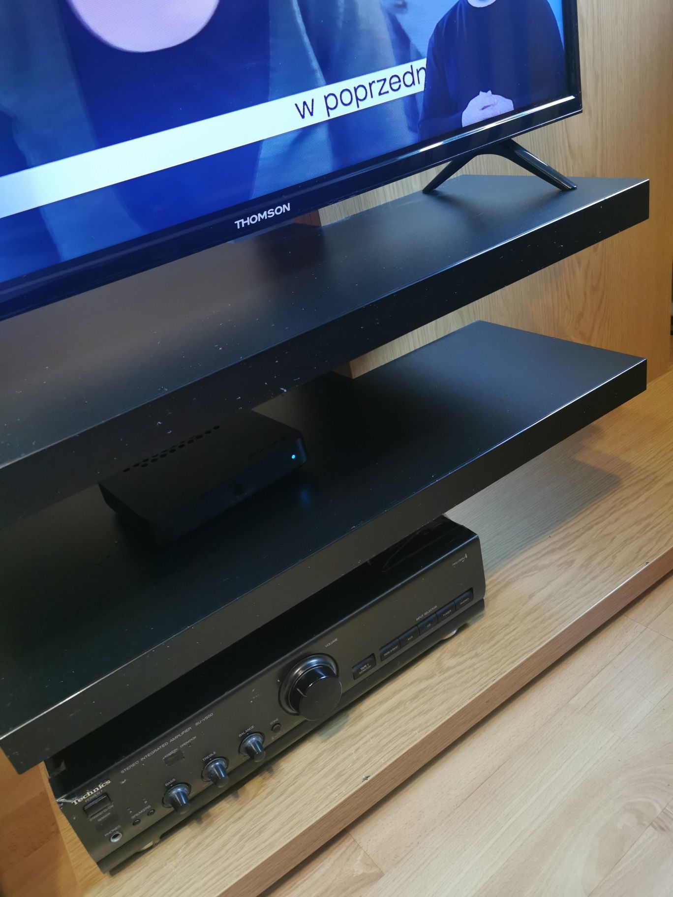 Szafka z polkami  pod telewizor kosztowala  890 zł w sklepie stollido