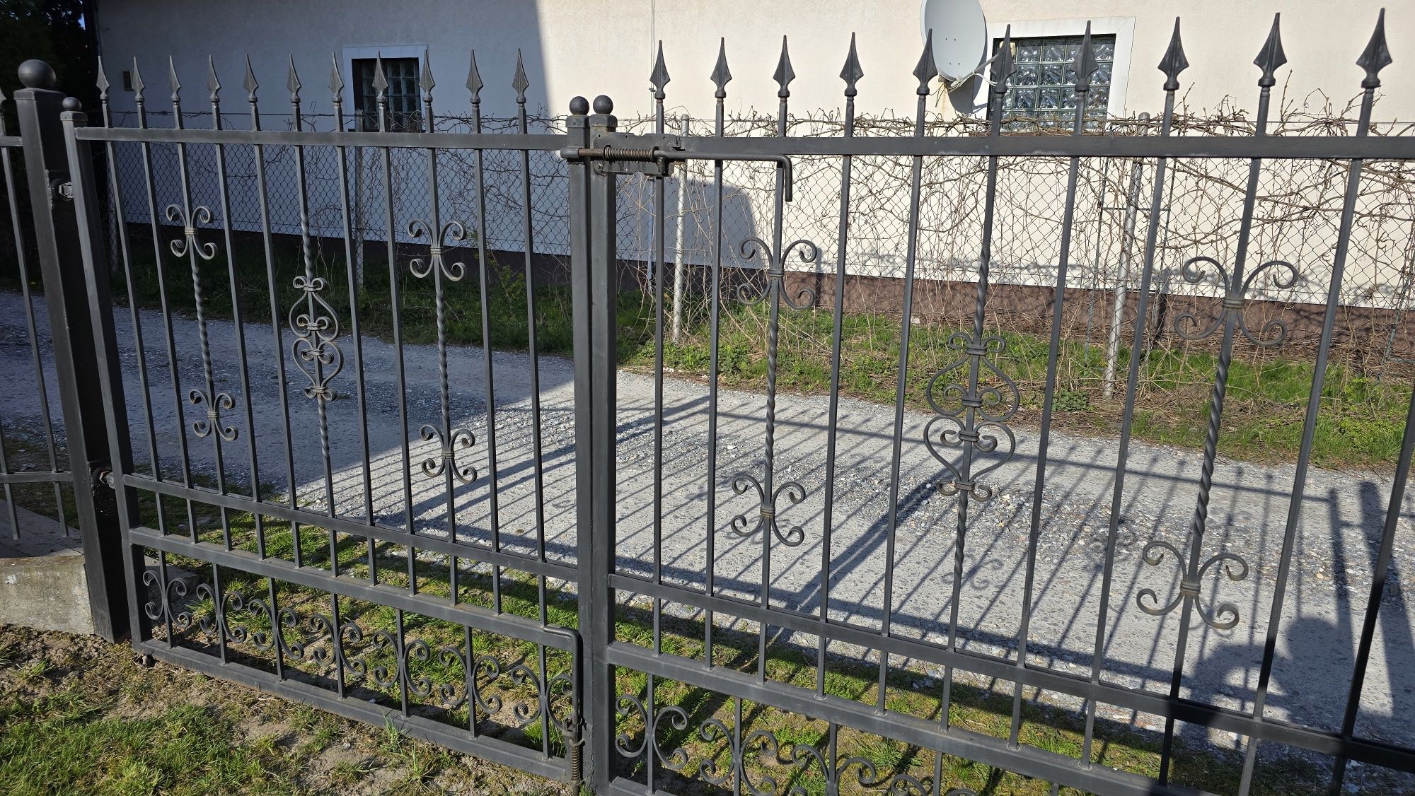 Ogrodzenie z brama, furtką i przęsłami