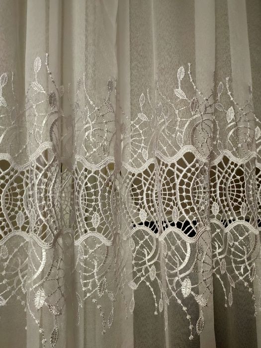 Firanka biała na taśmie